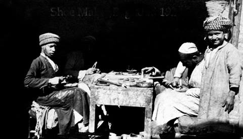 من الارشيف - محل لصناع الاحذية في بغداد عام 1920