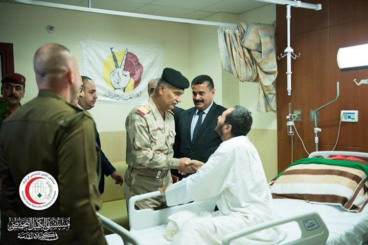 كربلاء: مقاتل ضحى بساقية يرقد في مستشفى الكفيل ووزير الدفاع يتبرع له بساقين اصطناعيين