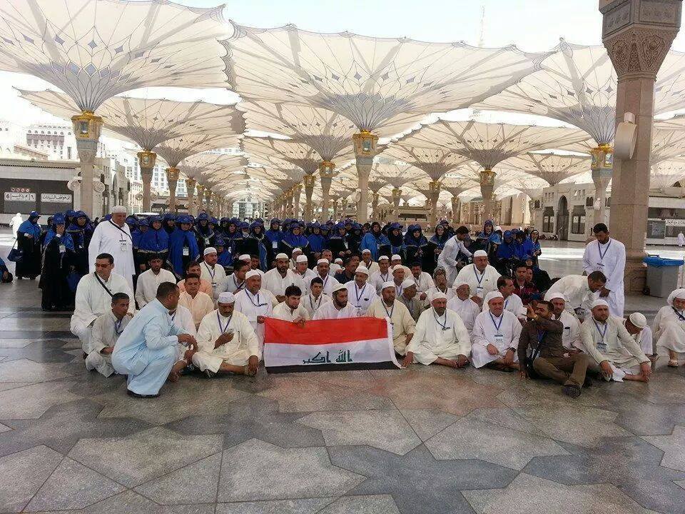 الامن السعودي يعتقل عراقيين اثنين بسبب رفعهم العلم العراقي قرب مسجد الرسول+صورة