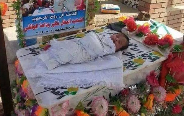 بالصورة :زوجة شهيد عراقي تنفذ وصية زوجها وتضع وليده على قبره