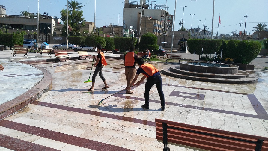 مجاميع شبابية تتطوع بحملة غسل حديقة عامة وتضع مكتبة وسط الحديقة تشجيعا للمطالعة