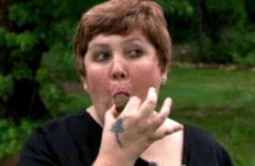 أمريكية تأكل الصخور منذ 20 عاماً