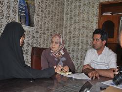 سيدة عراقية مقيمة في الولايات المتحدة الامريكية تحاول التعرف على هوية اخيها المفقود في المقابر الجماعية