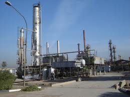 عمال شركة تركية تعمل في مصفى بيجي يتظاهرون احتجاجا على عدم تسليم الشركة لأجورهم