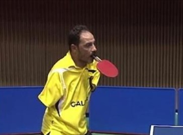 بالصور :مصري يلعب "كرة الطاولة" بذراعين مبتورين!