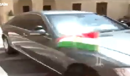 بالفيديو :بارزاني يخرج من سيارة تحمل العلم الكردي فقط في الاردن !