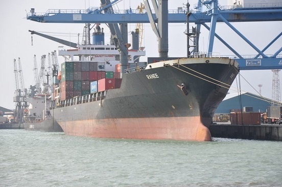 ثلاث عشر باخرة ترسو في ميناء ام قصر خلال  يومين