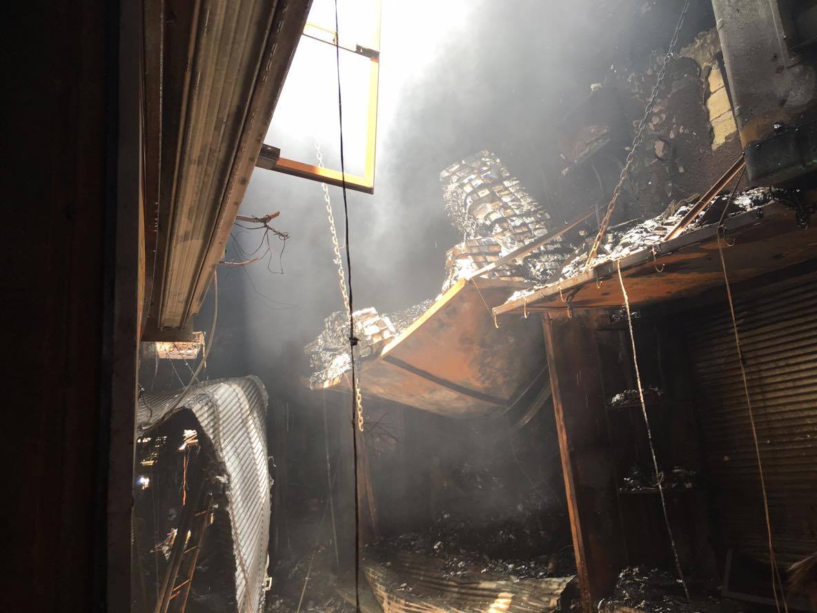 بالفيديو والصور :عمليات اطفاء الحرائق في مجمع الدهان التجاري وسط مركز كربلاء