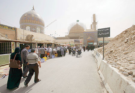 سماع دوي انفجار وتصاعد أعمدة الدخان في المنطقة المحيطة بمرقد الأماميين العسكريين [ع] في سامراء