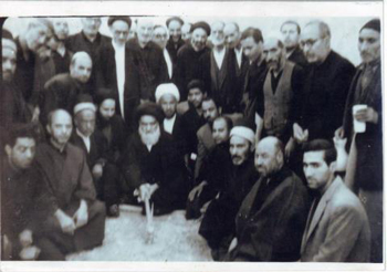 صورة نادرة للمرجع الخوئي وهو يدق بيده حجر الاساس لاحدى الحسينيات في كربلاء