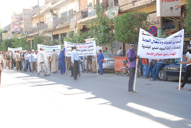 موظفو بلدية كربلاء يعتصمون بالشارع العام ضد قرار وزاري يقضي بنقل مديرهم واستبداله بشخصية حزبية