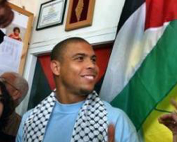 النجم البرازيلي رونالدو يوقّع عقداً لبطولة فيلم سينمائي فلسطينى