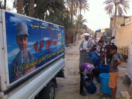مؤسسة خيرية تنقذ احدى المناطق في كربلاء بماء صالح للشرب لشحة المياه فيها !!(مصور)