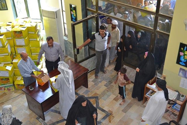 بالصورة :غرفة تجارة كربلاء توزع سلات غذائية على المتعففين والنازحين