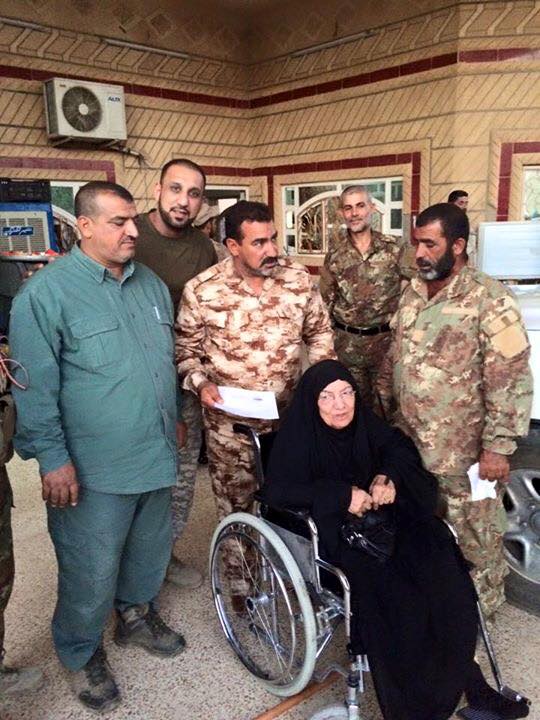 بالصورة:امراة كربلائية (مقعدة) تساهم مع ابنائها الثلاث بقتال داعش في بيجي