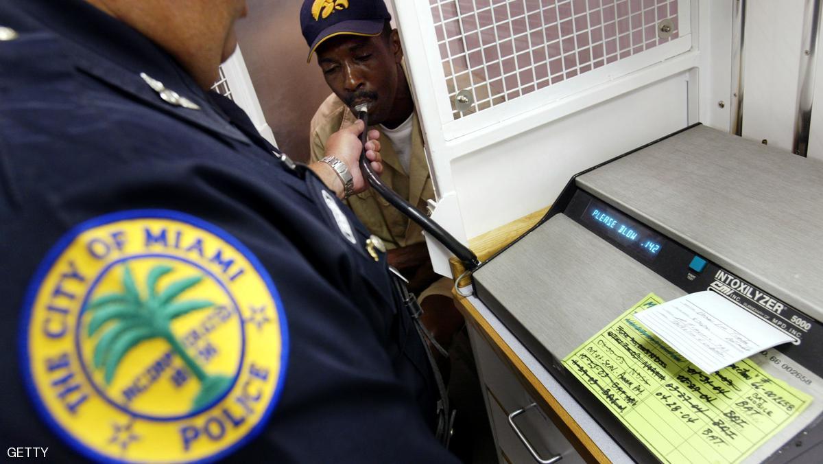 شرطة ميامي تطلق النار على رجل أسود أعزل