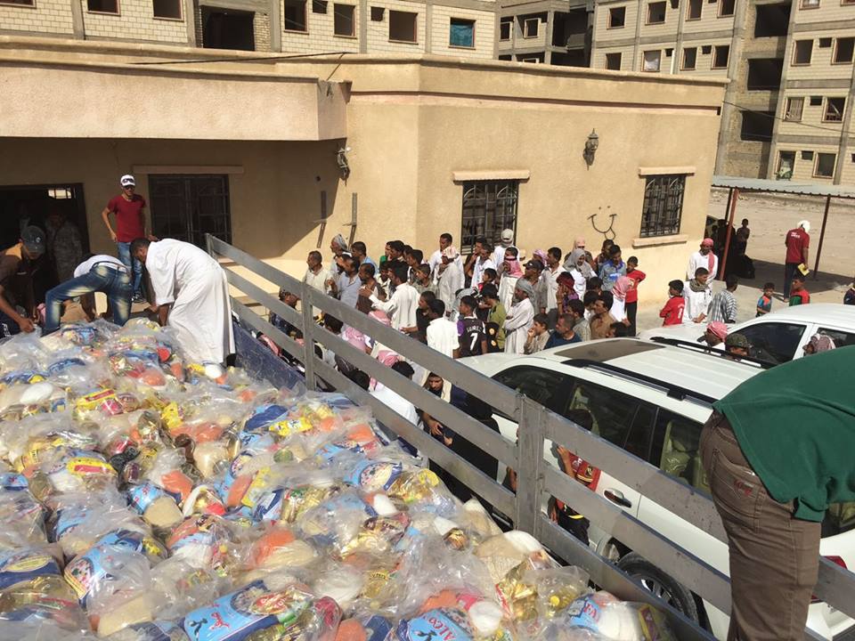 بالصور:المرجع السيستاني يقدم مساعدات اغاثية وانسانية لاهالي الشرقاط الفارين من داعش