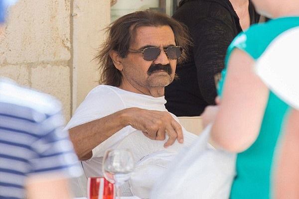 بالصور:أمير قطر السابق الشيخ حمد بن خليفة في اجازة  ويرتدي تشيرت وشورت