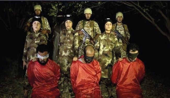 بالصور..أطفال داعش "الأجانب" يعدمون 3 عراقيين "بدم بارد"