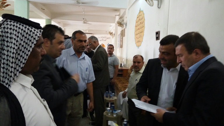 محافظ كربلاء يلتقي أعضاء اللجان الشعبية في حي الغدير ومدير البلدية يعزو النقص في أعداد العاملين لعدم وجود السيولة