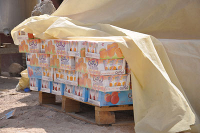 معامل كربلاء للعصائر والمشروبات الغازية تخزن منتوجها  تحت اشعة الشمس!!!!(مصور)