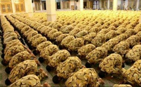 صورة للمدافعين عن حرم السيدة زينب وهم يؤدون صلاة الجماعة