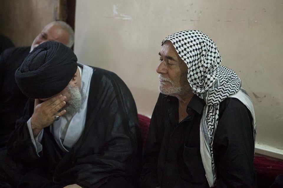 ممثل المرجع السيستاني يزور اب لخمسة شهداء والاخير يقول ان زيارة الصافي كأن اولادي زاروني(مصور)