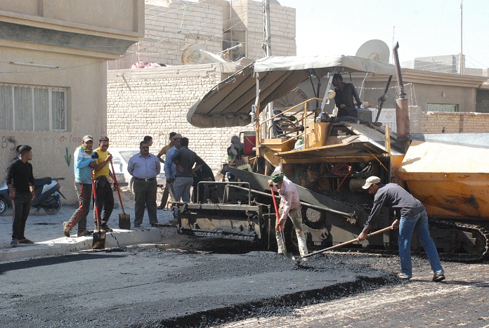 كربلاء :انجاز العمل في مشروع تبليط (شوارع حي الوفاء)  وبتكلفة 2مليار دينار (مصور)