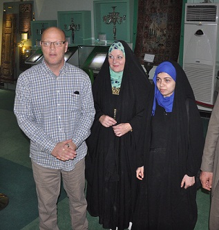 معلمان هولنديان يتفقدان طالبة عراقية قدمت الى كربلاء قبل عام من هولندا (مصور)