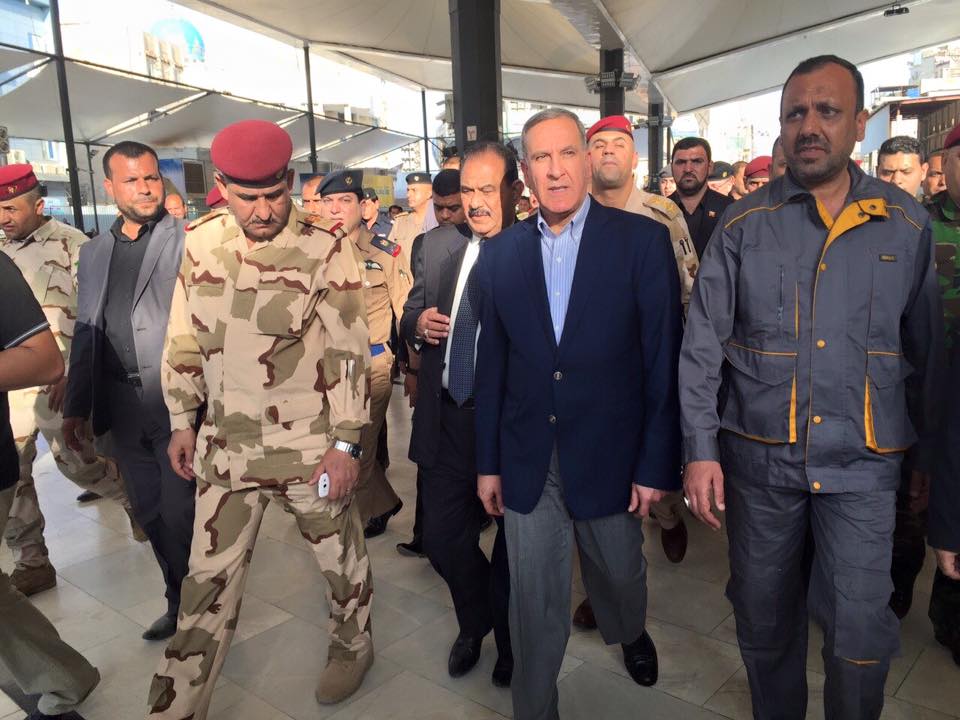 بالصور:وزير الدفاع يصل النجف ويتفقد سير عمليات اطفاء الحريق الحاصل قرب مرقد الامام علي