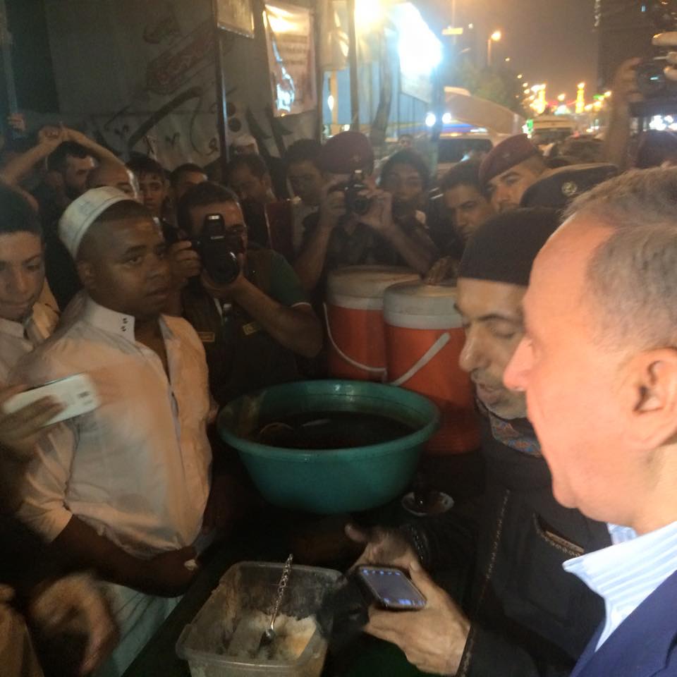 بالصور:وزير الدفاع وسط كربلاء وبين مواكب العزاء العاشورائي