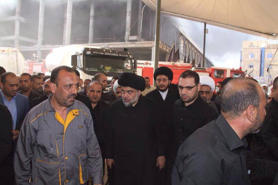 بالصور:زعيم التيار الصدري السيد مقتدى الصدر في مكان حادث الحريق قرب الصحن العلوي الشريف