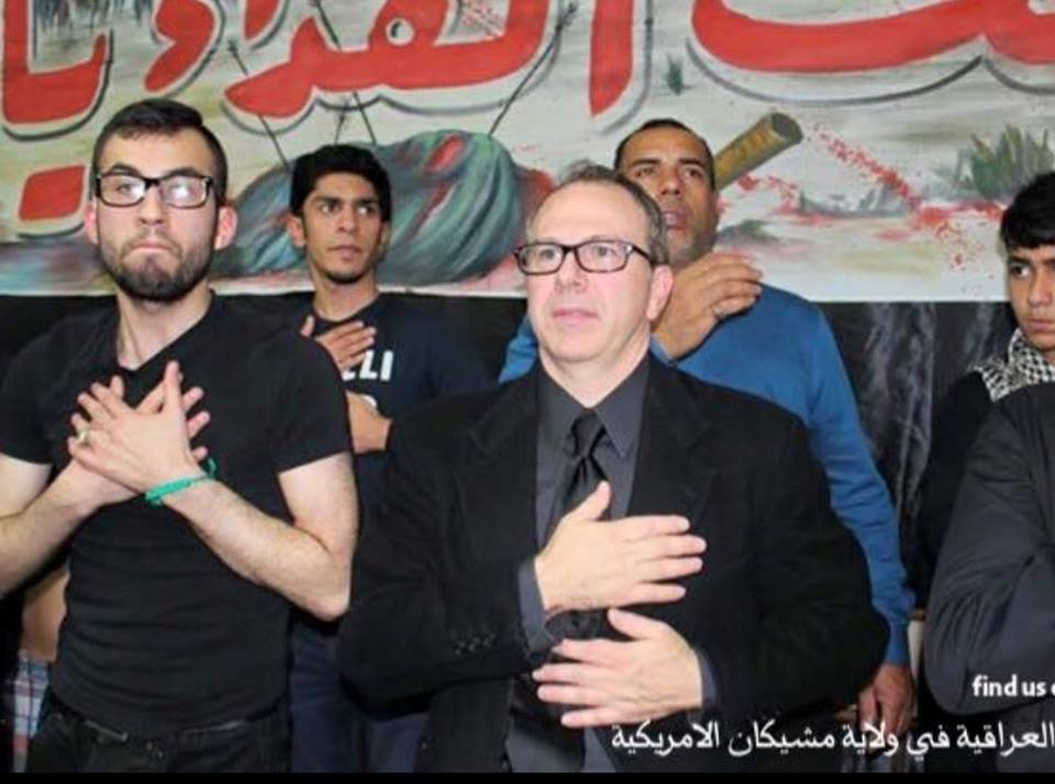 بالصورة:امريكي يلبس السواد ويحرص على حضور المجالس الحسينية