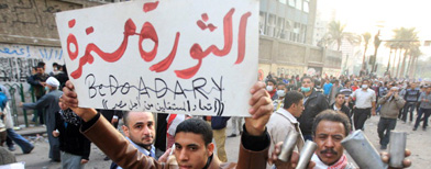 استقالة الحكومة المصرية والمجلس العسكري يبحثها