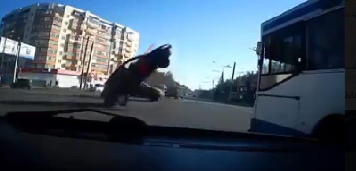 بالفيديو :شاهد أغرب حادث سيارة في العالم