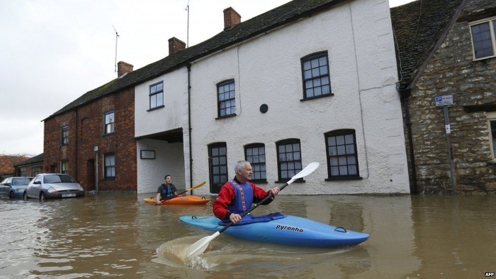فيضانات تغمر منازل وسيارات في بريطانيا