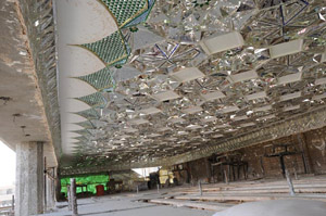 المباشرة بأعمال تزجيج الطارمة الشرقية لحرم الإمامين العسكريين في سامراء 	(مصور)