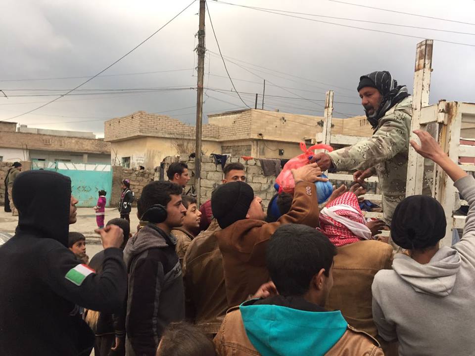 بالصور:لواء قتالي تابع للعتبة الحسينية يقدم مساعدات انسانيه للعوائل النازحه جنوب الموصل