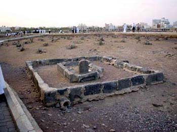 الوهابيون يهدمون قبور أهل البيت عليهم السلام ويتباكون على إغلاق قبر صدام