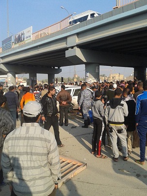 كربلاء: سقوط مركبة من احدى المجسرات وسط المدينة (مصور)