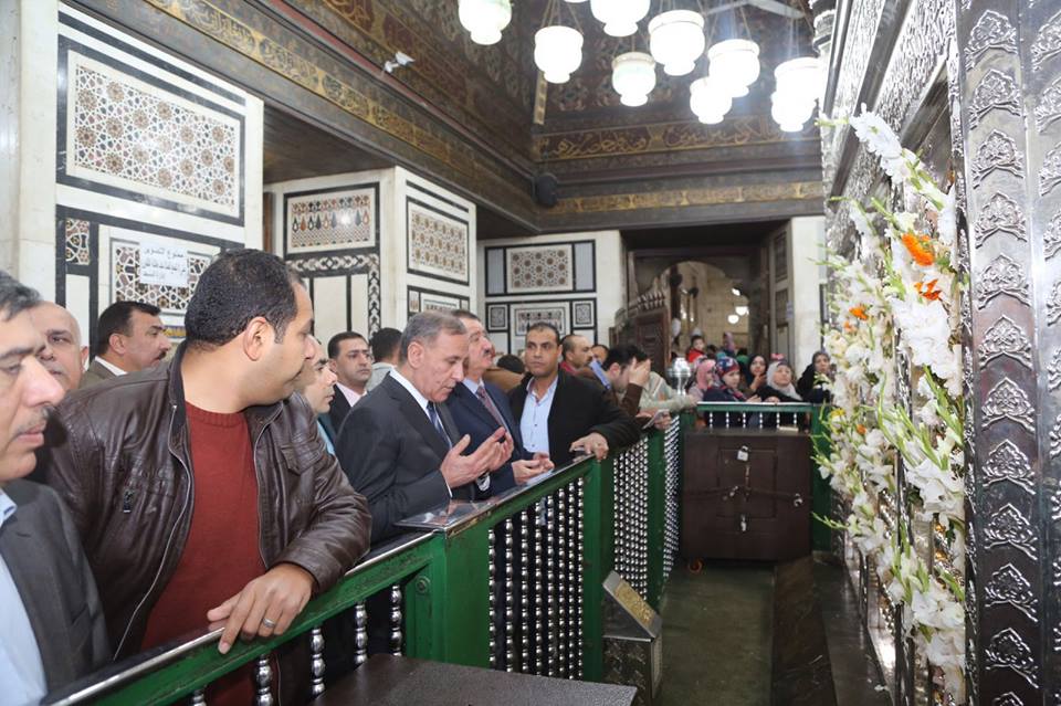 بالصور:خالد العبيدي يؤدي مراسيم الزيارة لمقام راس  الحسين (ع) في القاهرة