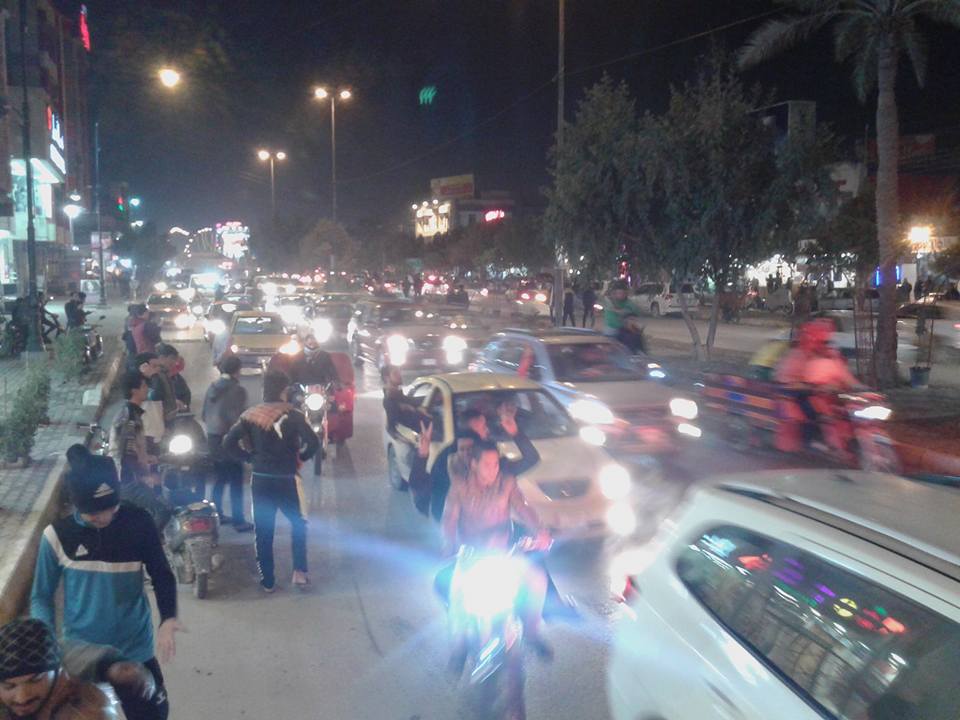 بالصور :الجماهير الرياضية تحتفل في شوارع كربلاء بفوز العراق على الامارات وتاهله لنصف نهائي اسيا