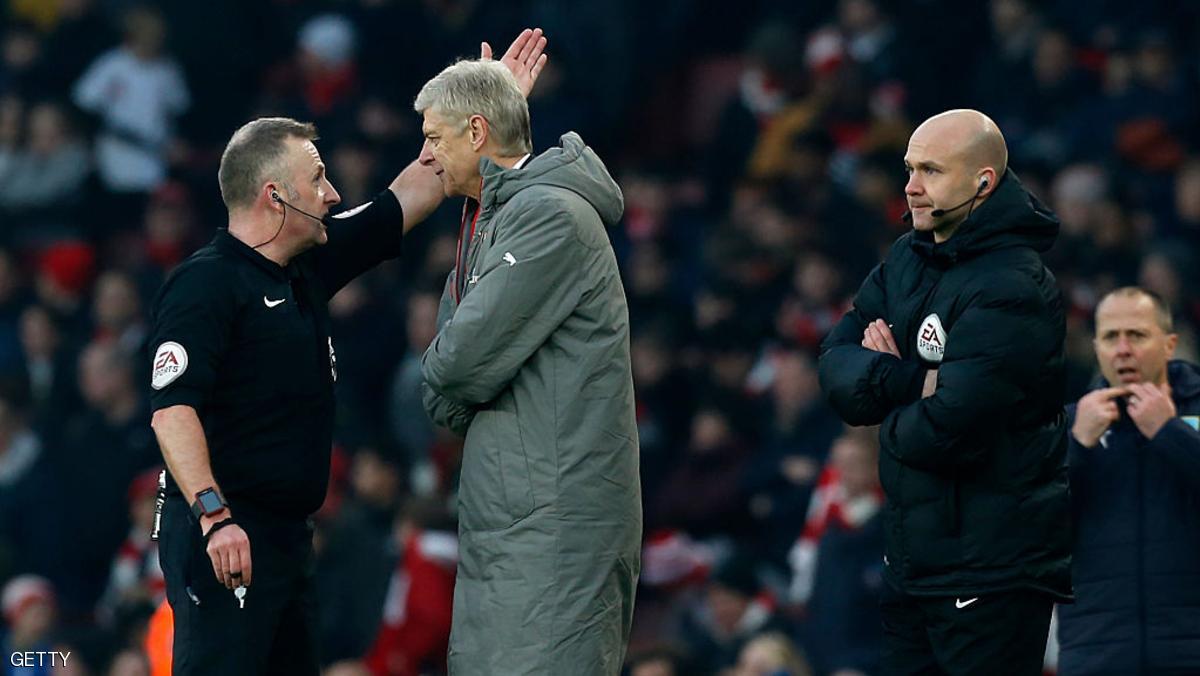 فينغر يعتذر بعد طرده ويواجه خطر العقوبة