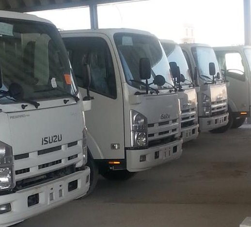 كربلاء :وصول أول دفعه من آليات البلدية كابسات نفايات 20 سيارة من اصل 89