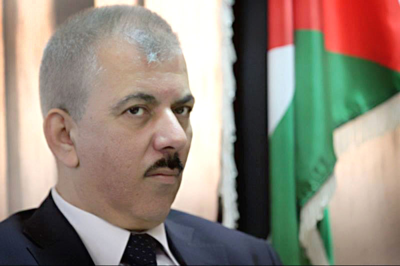 سياسي فلسطيني يكشف عن انهيار سياسي واقتصادي و يؤكد ان 40 % بالضفة يعتزمون الهجرة