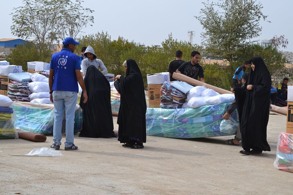 دائرة الهجرة والمهجرين في كربلاء المقدسة توزع (300) حصه أغاثيه على العوائل النازحة