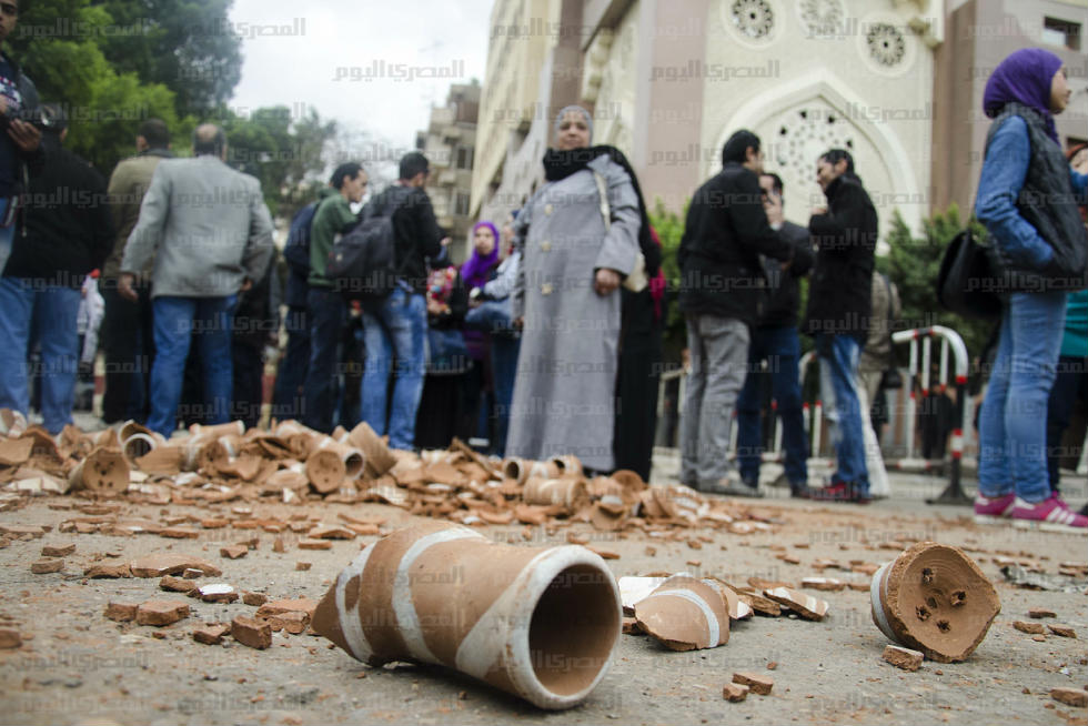 بالصور: «تكسير القلل» في وقفة أمام سفارة قطر بالقاهرة ترحيبا باخراج السفير القطري منها