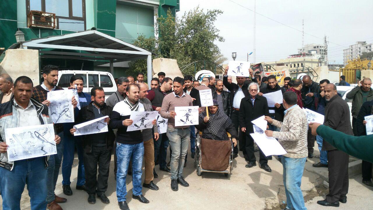 بالصور: وقفة احتجاجية لموظفي الطرق والجسور في كربلاء بسبب تأخير رواتبهم الشهرية