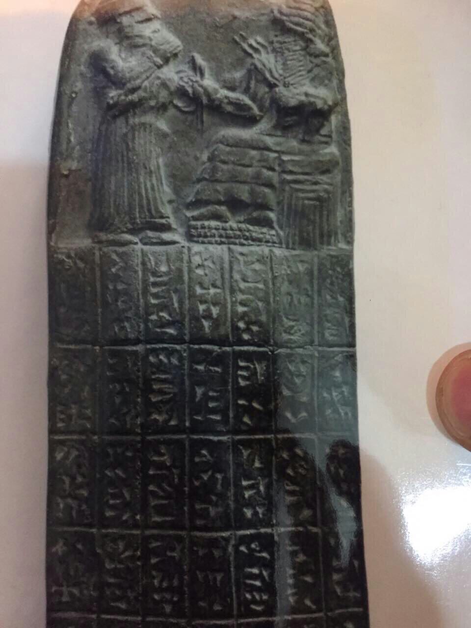 بالصور: اعتقال متهمين اثنين بحوزتهما "مسلة" أثرية في بابل