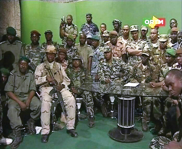 انقلاب عسكري في مالي وتعليق الدستور